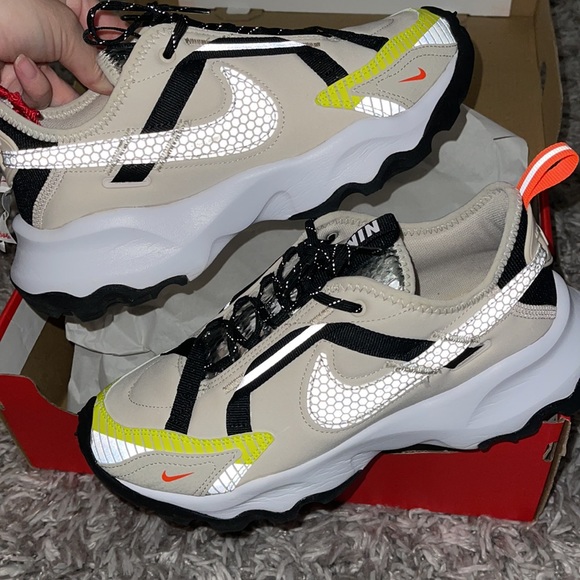 Wmns Nike shoe👟👟 - Picture 2 of 3